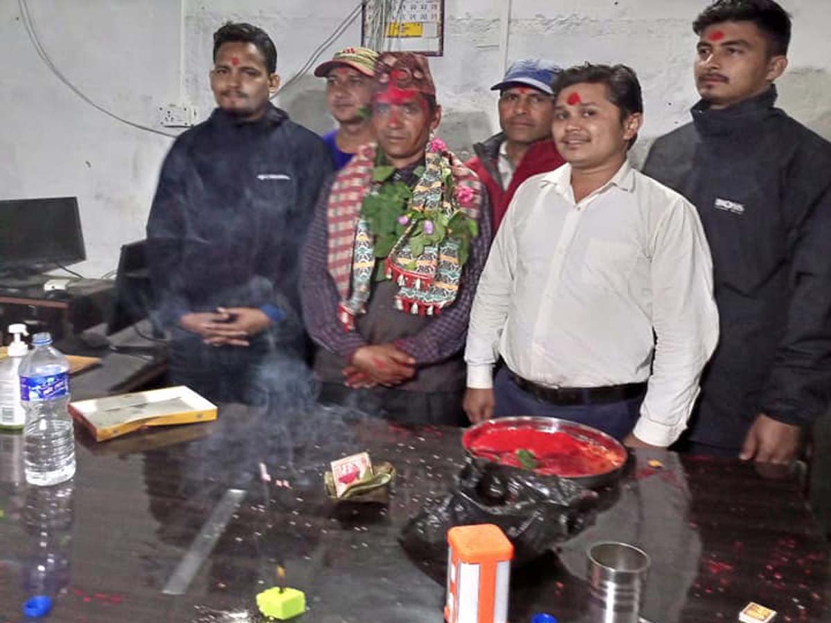 सुर्नयाका अध्यक्ष कुवँरले गरे पदभार ग्रहण, निशुल्क एम्बुलेन्स सेवा सञ्चालन गर्ने निर्णय